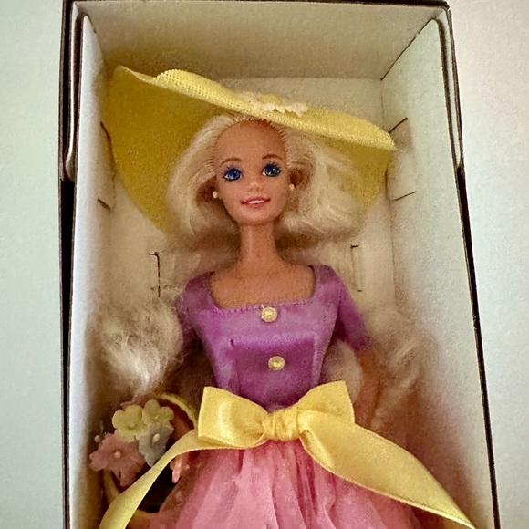 New In Box Spring Blossom Barbie Avon Exclusive Special Edition First in Series - Picture 2 of 11